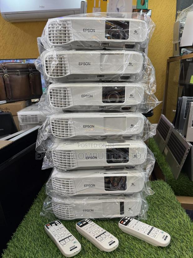Epson Original Projector 4000 Lumen With Original Remote From Uk · Photo 4