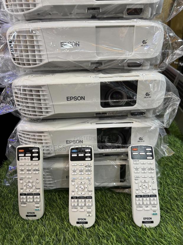 Epson Original Projector 4000 Lumen With Original Remote From Uk · Photo 1