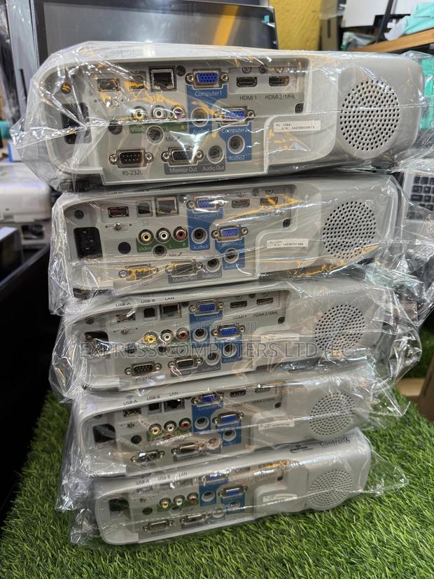 Epson Original Projector 4000 Lumen With Original Remote From Uk · Photo 3