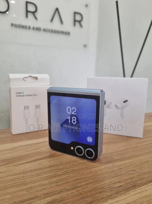 Samsung Galaxy Z Flip6 256 GB Blue · Photo 3
