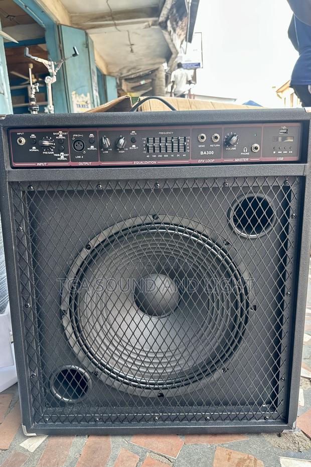 Yamaha Ba300 Bass Guitar Combo · Photo 3