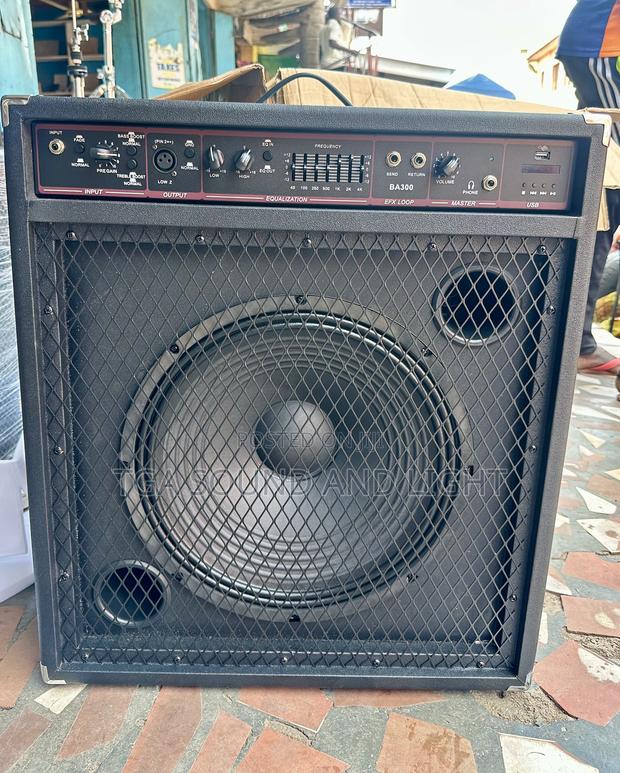 Yamaha Ba300 Bass Guitar Combo · Photo 1