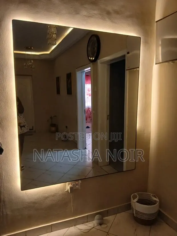 Wall Mirror · Photo 1
