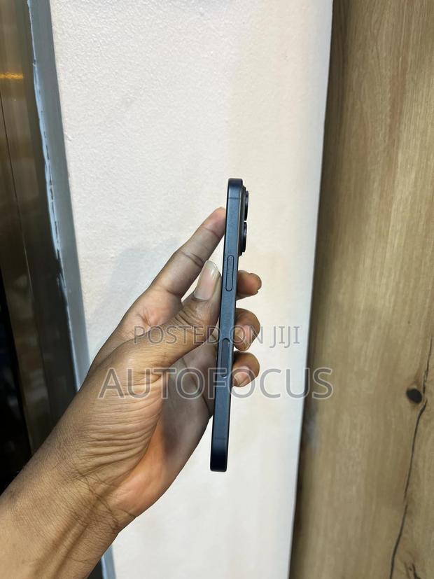 Apple iPhone 16 128 GB Black · Photo 4
