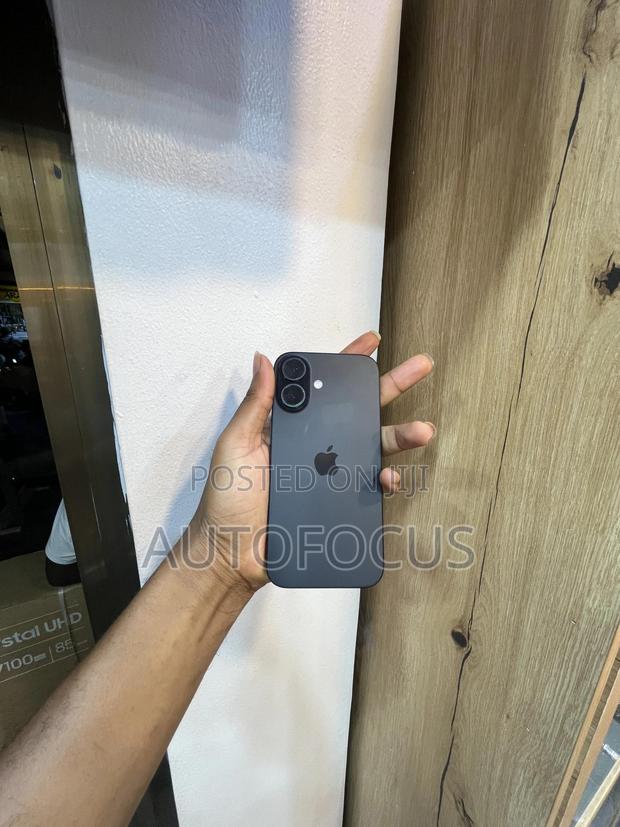 Apple iPhone 16 128 GB Black · Photo 3