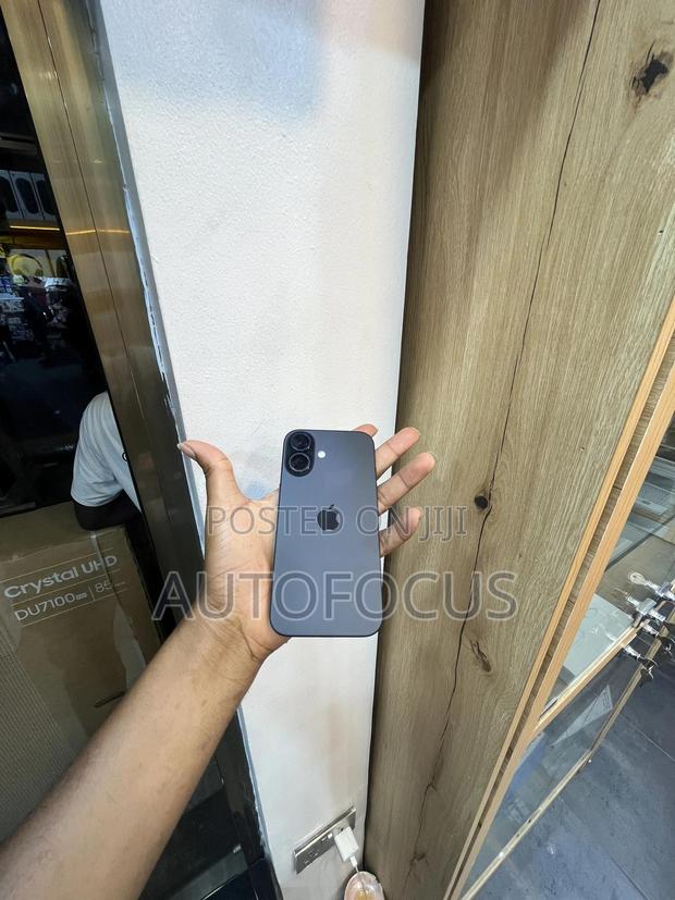 Apple iPhone 16 128 GB Black · Photo 5