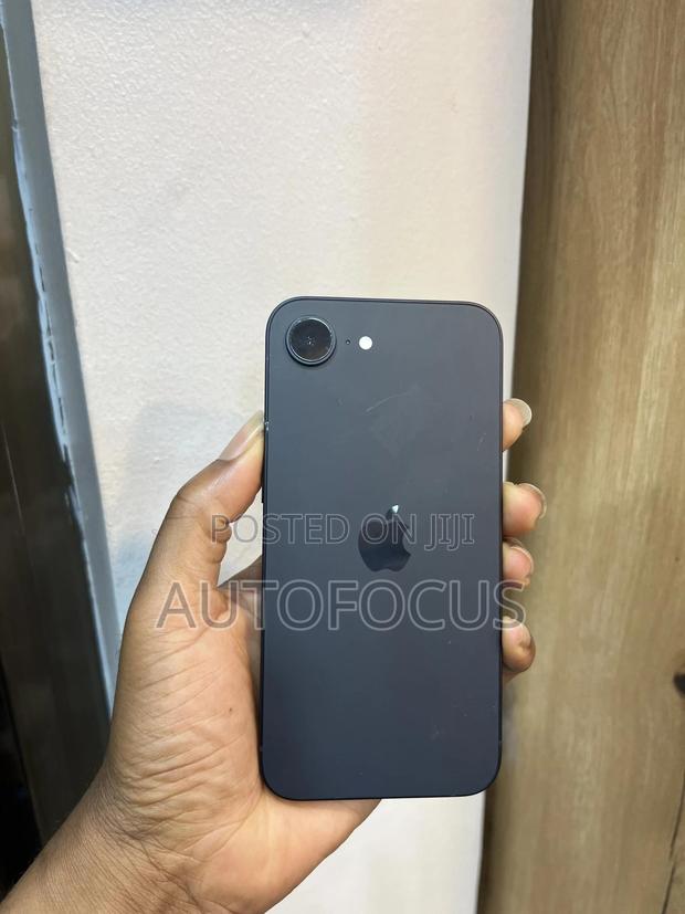 Apple iPhone 16e 128 GB Black · Photo 3