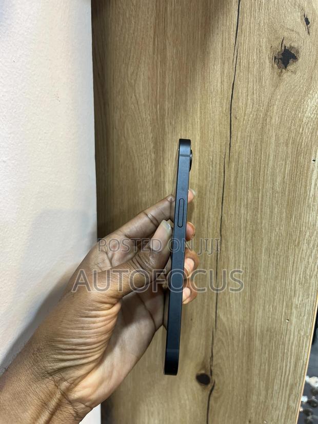 Apple iPhone 16e 128 GB Black · Photo 5