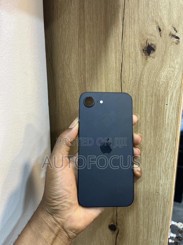 Apple iPhone 16e 128 GB Black · Photo 2