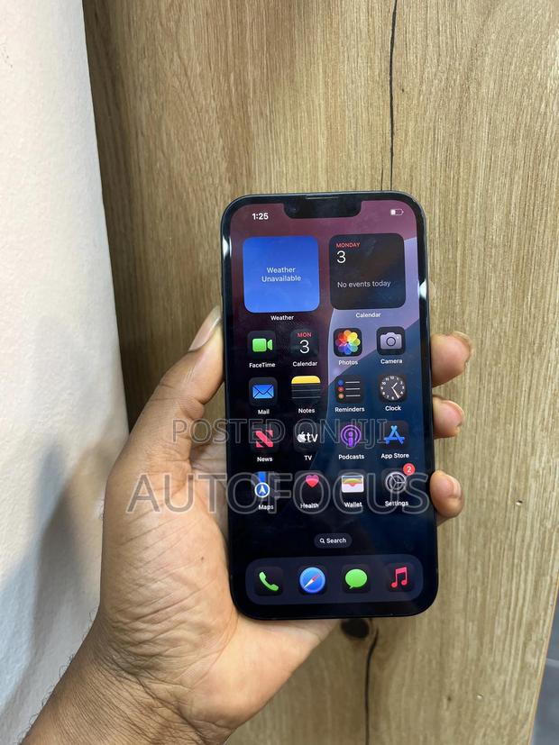 Apple iPhone 16e 128 GB Black · Photo 4