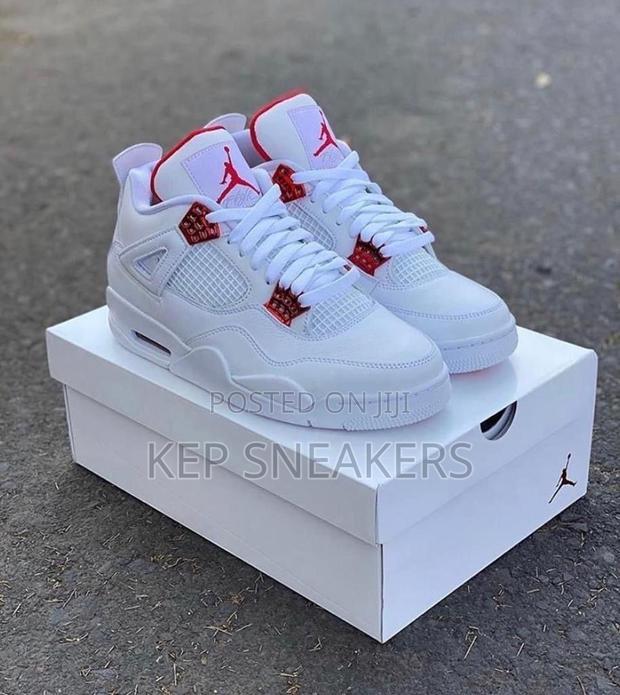 Nike Air Jordan 4 Retro "Metallic Red" · Photo 2
