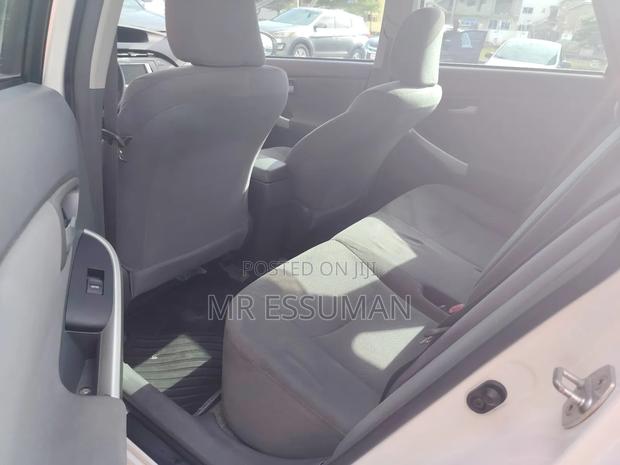 Toyota Prius Plug-in Advanced 2012 White · Photo 6