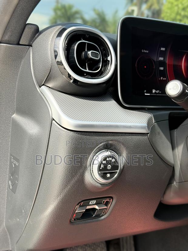 Mercedes-Benz C300 2024 White · Photo 6