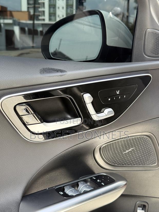 Mercedes-Benz C300 2024 White · Photo 7