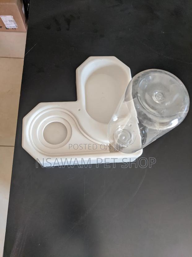Corner Bowl for Feed and Water · Photo 1