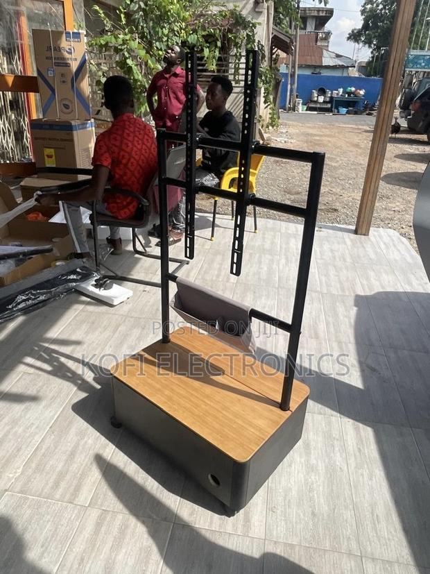 Aristocrat Mobile Viewing Stand 43–65” · Photo 1
