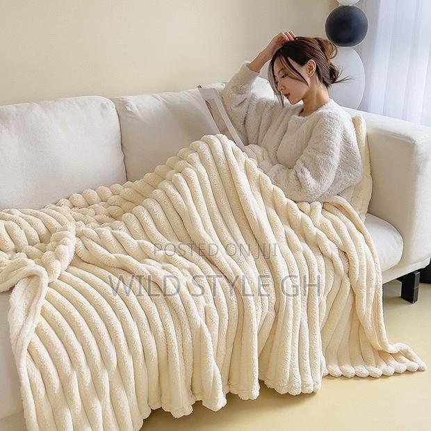 Quality Luxury Ultra Soft Throw Blankets · Photo 3