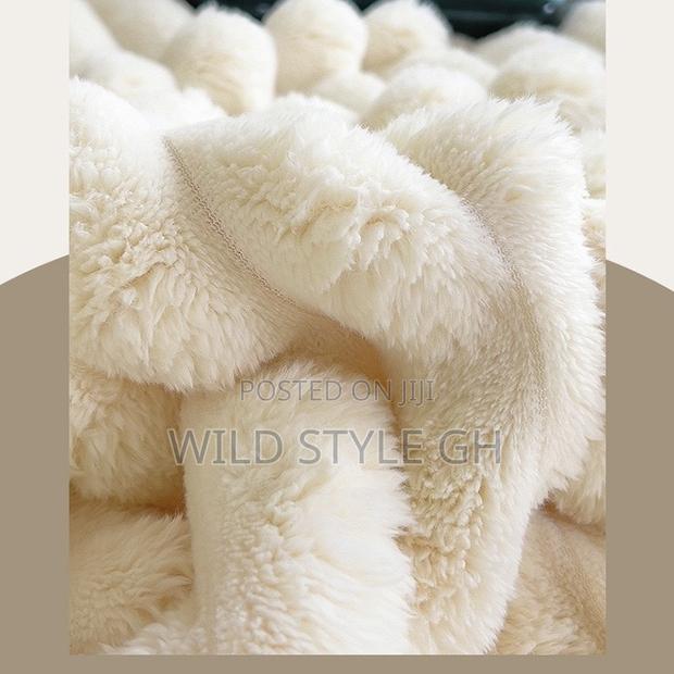 Quality Luxury Ultra Soft Throw Blankets · Photo 4