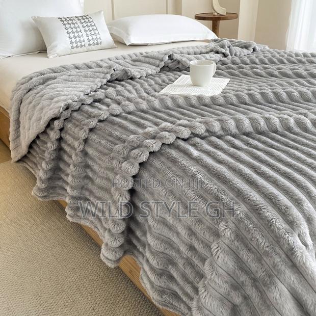 Quality Luxury Ultra Soft Throw Blankets · Photo 5