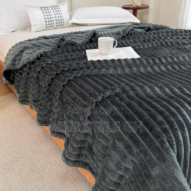 Quality Luxury Ultra Soft Throw Blankets · Photo 6