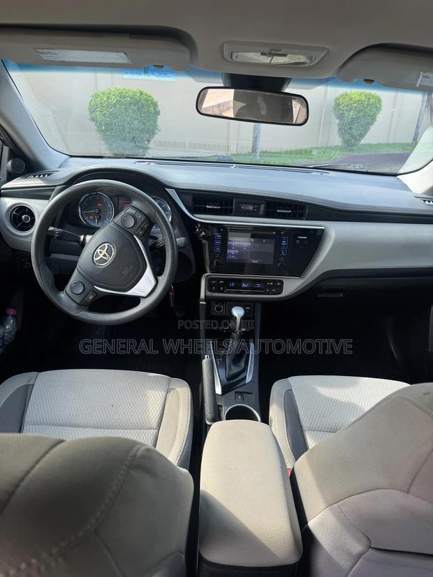 Toyota Corolla LE 4dr Sedan (1.8L 4cyl CVT) 2017 Black · Photo 3
