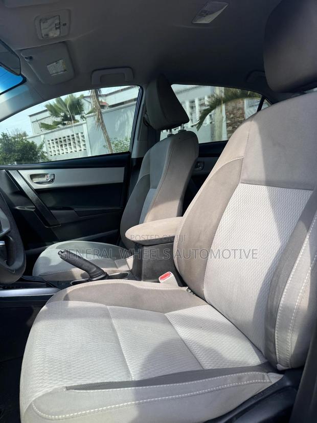 Toyota Corolla LE 4dr Sedan (1.8L 4cyl CVT) 2017 Black · Photo 5