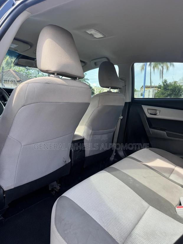 Toyota Corolla LE 4dr Sedan (1.8L 4cyl CVT) 2017 Black · Photo 4