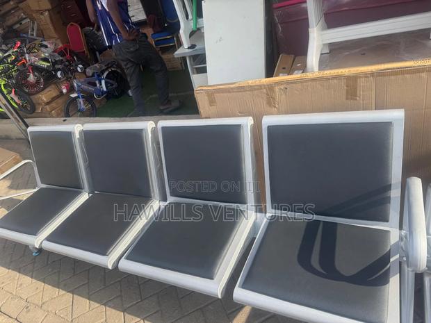 4 - 1 Waiting Bench Eith Leather Seat. · Photo 1