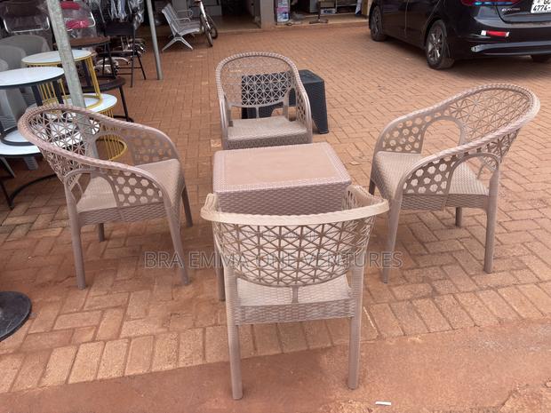 Four Set Garden Chairs With Table · Photo 2