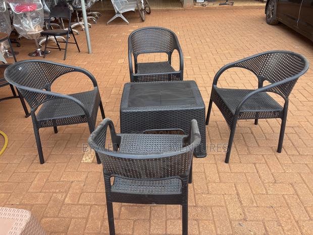 Four Set Of Garden Chairs And Table · Photo 2