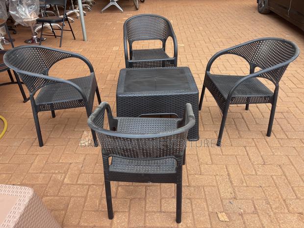 Four Set Of Garden Chairs And Table · Photo 3