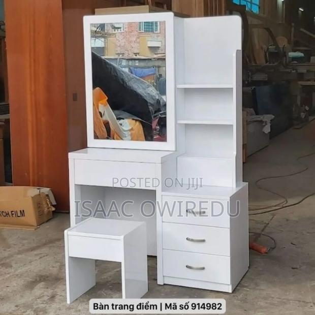 Dressing Mirror With a Nice Design · Photo 1