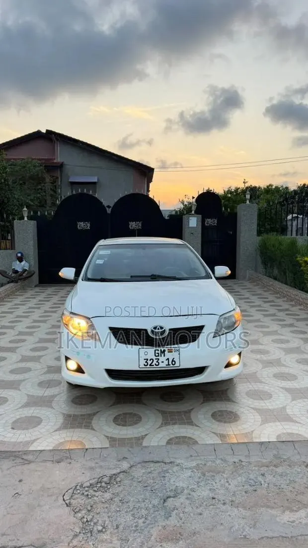 Toyota Corolla LE 4dr Sedan (1.8L 4cyl 4A) 2010 White · Photo 1