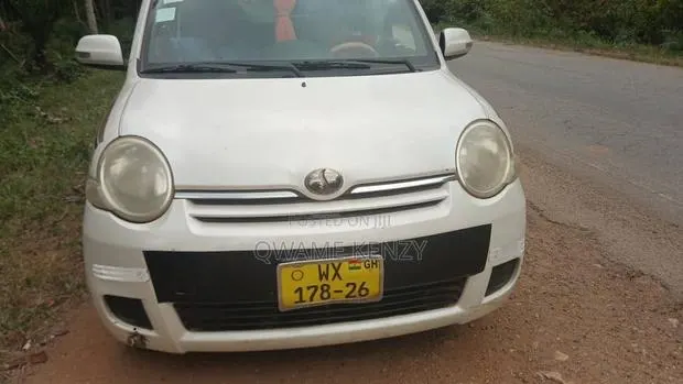 Toyota Sienta 2010 White · Photo 1