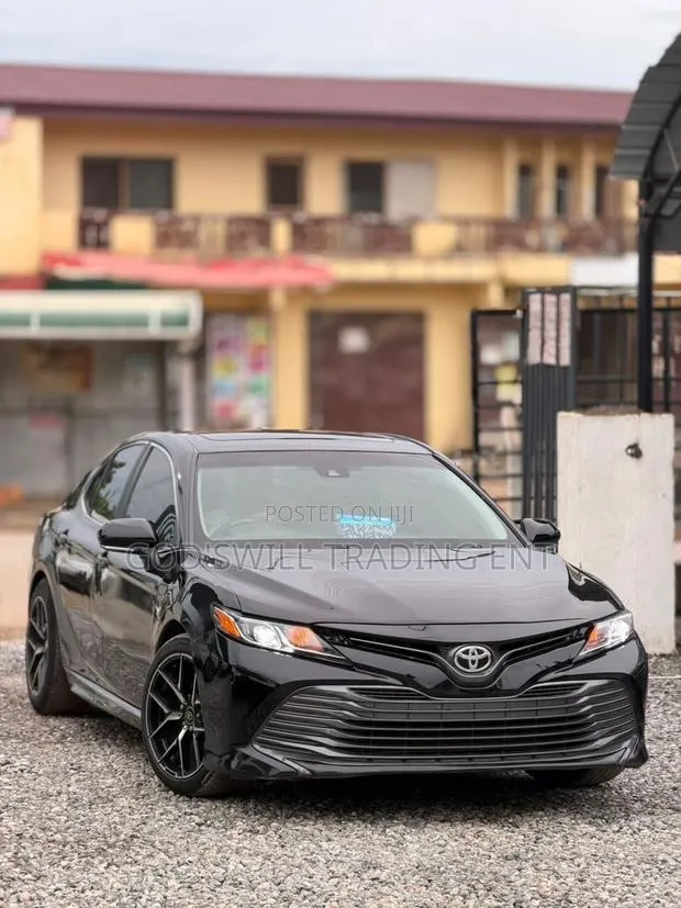 Toyota Camry SE FWD (2.5L 4cyl 8AM) 2018 Black · Photo 1