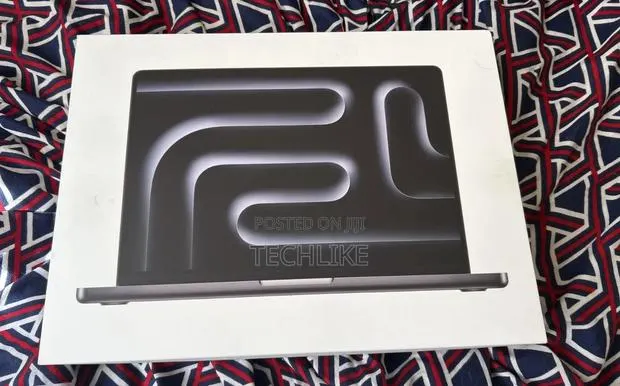 New Laptop Apple MacBook Pro 2025 M5 24GB Apple M5 SSD 1T · Photo 1
