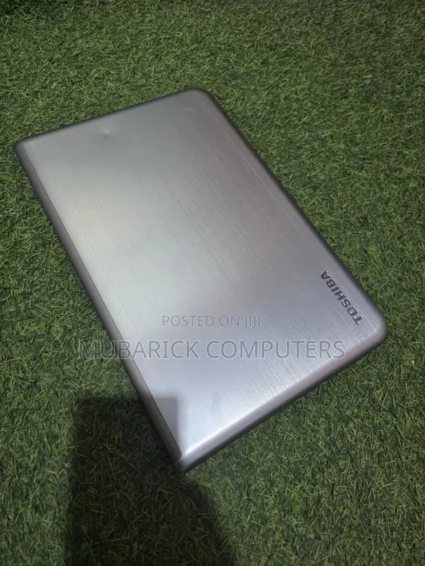 Laptop Toshiba Satellite P50T 8GB Intel Core i5 HDD 500GB · Photo 1