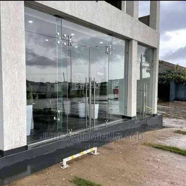 Entrance Frameless Doors · Photo 1
