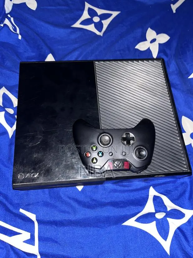 Xbox One With One Controller No Games · Photo 1