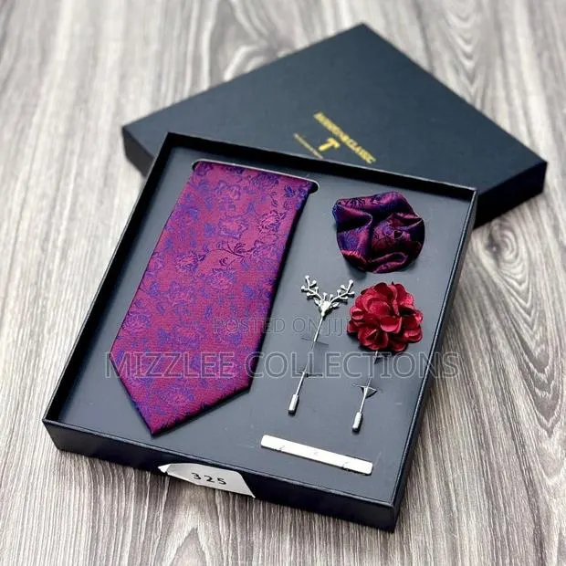 Classic Tie Set With Broach · Photo 1