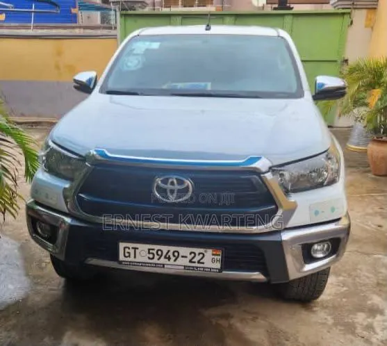 Toyota Hilux 2023 White · Photo 1