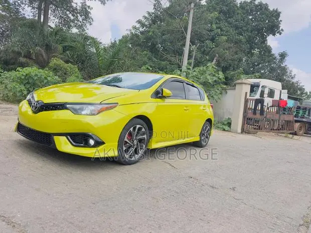 Toyota Corolla SE Special Edition 4dr Sedan (1.8L 4cyl CVT) 2017 Yellow · Photo 1