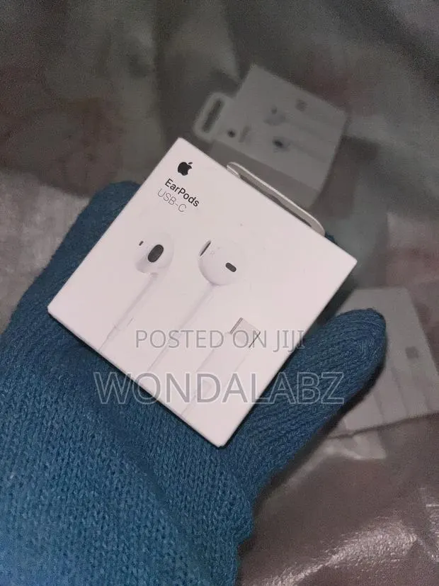Genuine Apple USB-C Earpods · Photo 1