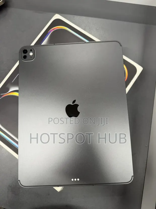 Apple iPad Pro 13 (2025) 256 GB Black · Photo 1