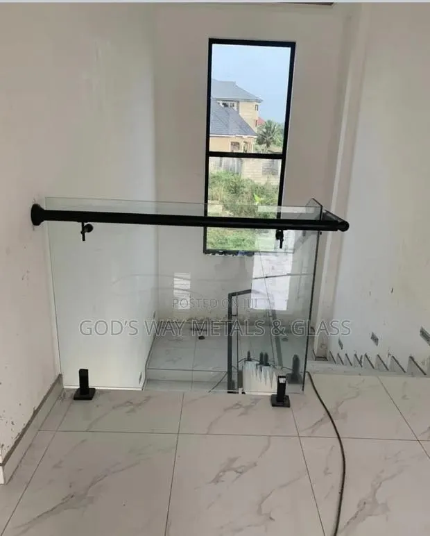 Tempered Plain Glass Balusters And Handrails · Photo 1
