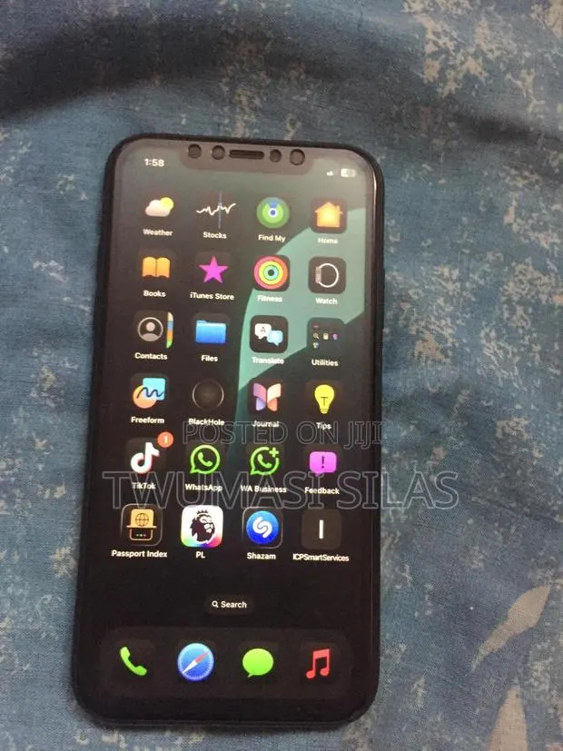 Apple iPhone XR 64 GB Black · Photo 1