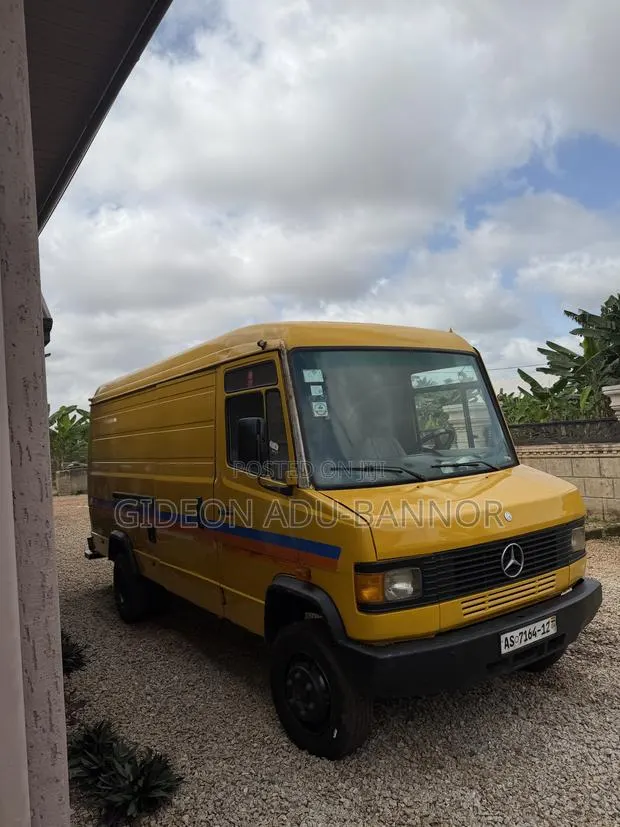 Mercedes-Benz T1/TN 1990 Yellow · Photo 1