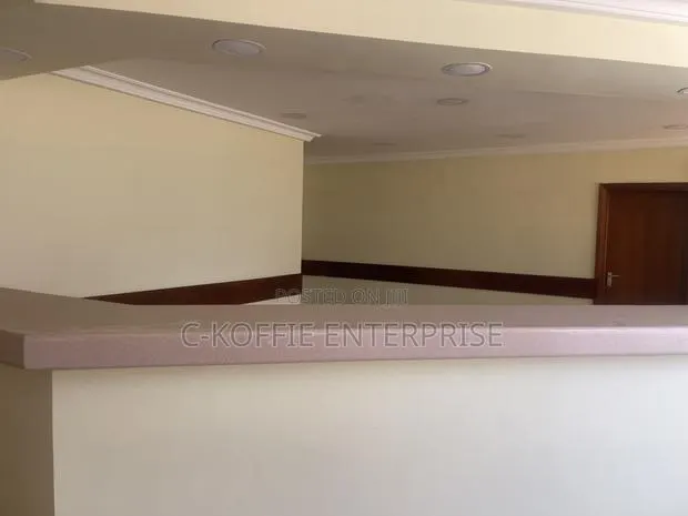 1000 SQM Showroom at Achimota for Rent · Photo 1