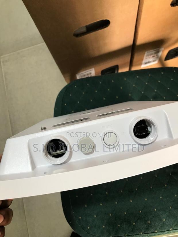 Granstream Ax6000 Manages Up To 50 On-premises Gwn7664elr · Photo 1