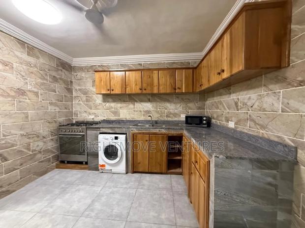Fully Furnished 3 Master Bedrooms Apartment for Short Stay · Photo 3